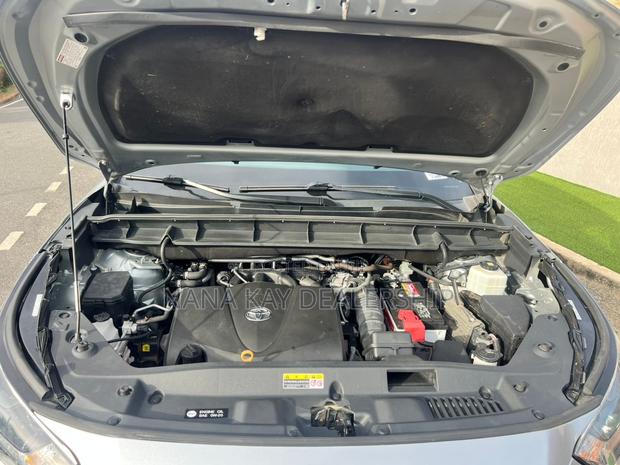 Toyota Highlander LE 2021 Silver