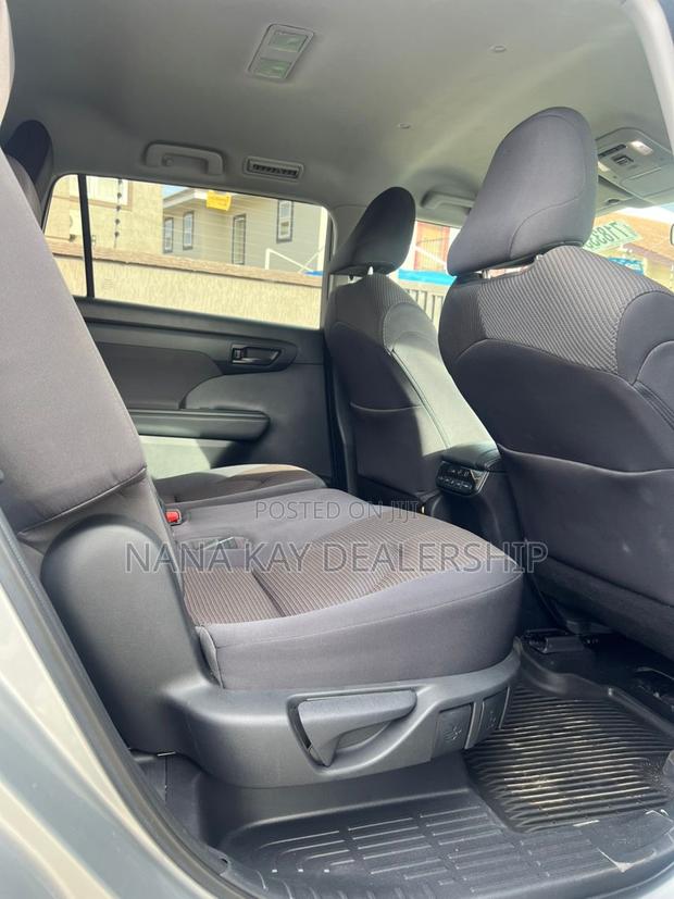 Toyota Highlander LE 2021 Silver