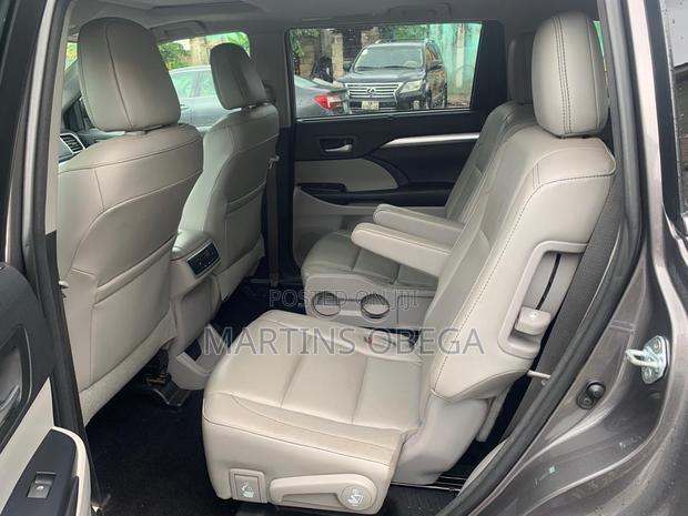 Toyota Highlander XLE 4x2 V6 (3.5L 6cyl 8A) 2017 Gray