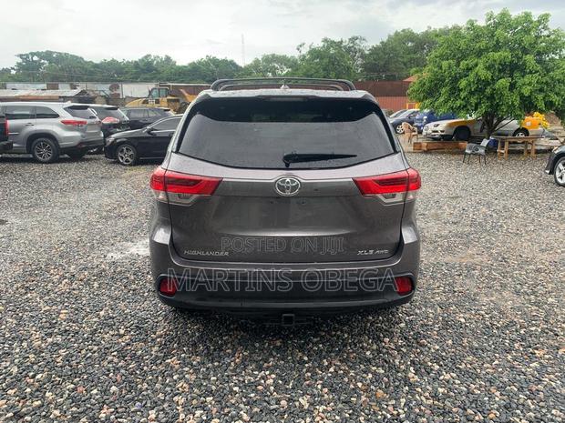 Toyota Highlander XLE 4x2 V6 (3.5L 6cyl 8A) 2017 Gray