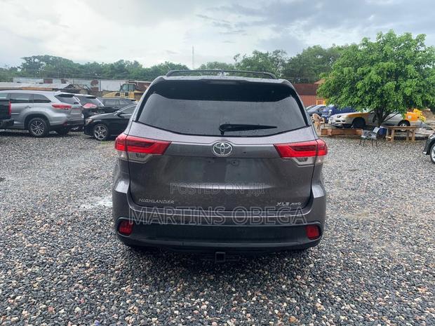 Toyota Highlander XLE 4x2 V6 (3.5L 6cyl 8A) 2017 Gray