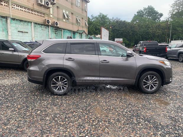 Toyota Highlander XLE 4x2 V6 (3.5L 6cyl 8A) 2017 Gray