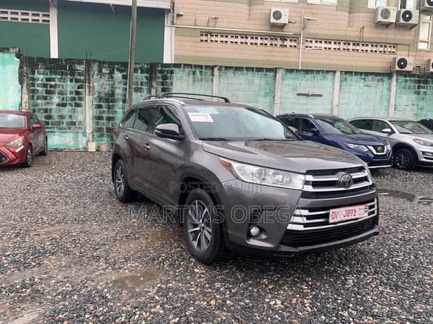 Toyota Highlander XLE 4x2 V6 (3.5L 6cyl 8A) 2017 Gray