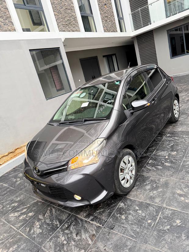Toyota Vitz 1.5 FWD 5dr 2015 Gray