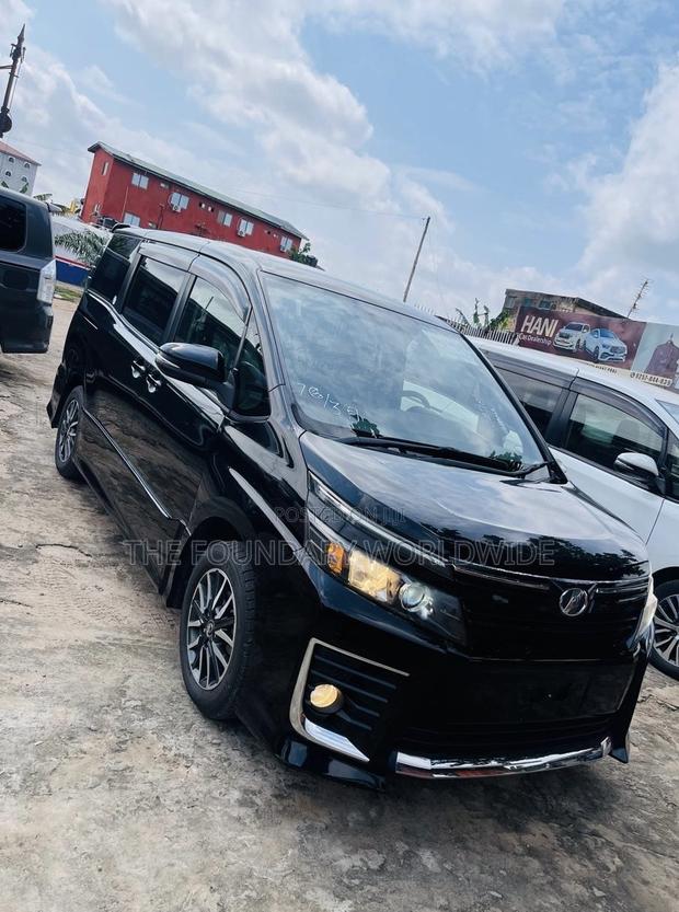 Toyota Voxy 2015 Black