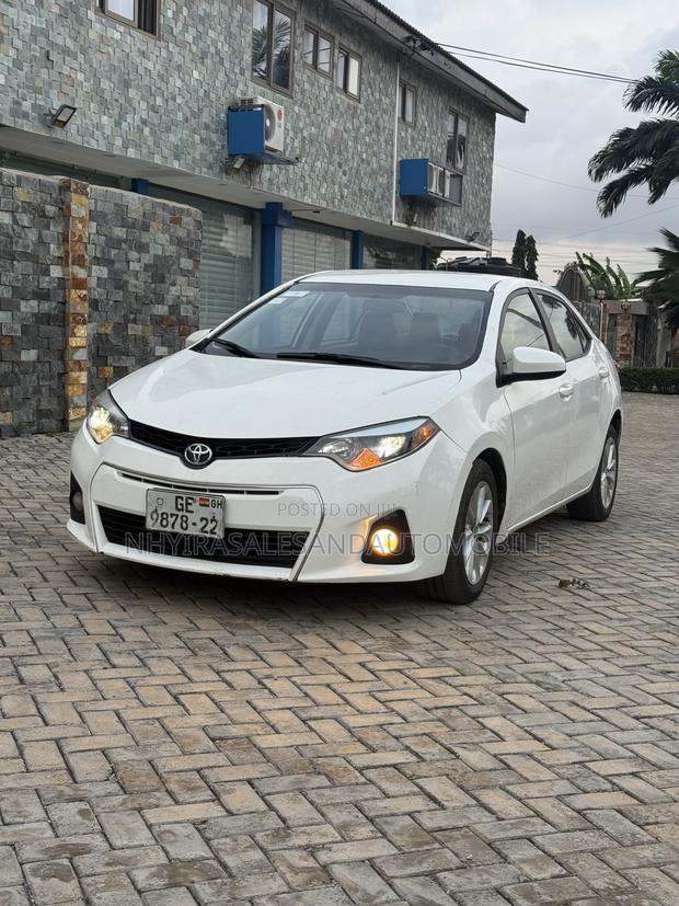 Toyota Corolla LE 4dr Sedan (1.8L 4cyl CVT) 2015 White