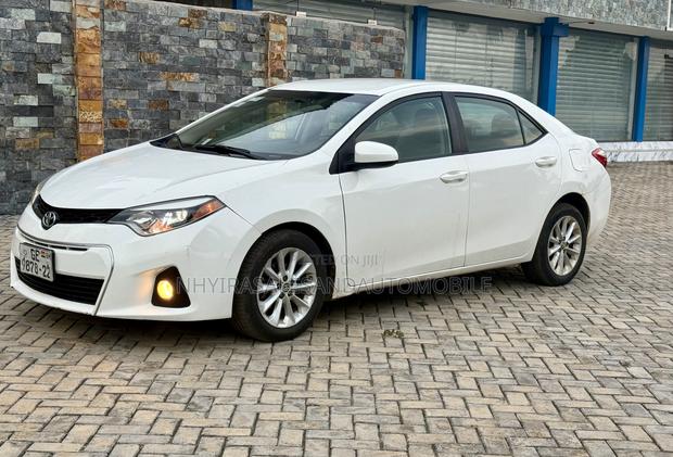 Toyota Corolla LE 4dr Sedan (1.8L 4cyl CVT) 2015 White
