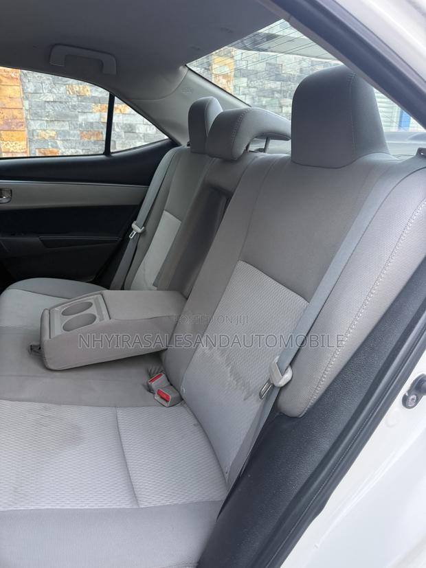 Toyota Corolla LE 4dr Sedan (1.8L 4cyl CVT) 2015 White