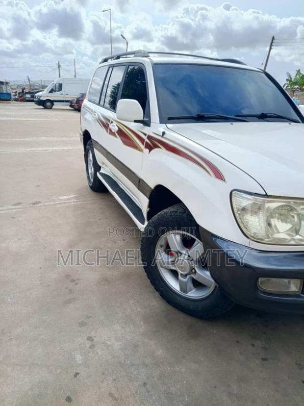 Toyota Land Cruiser 2000 White