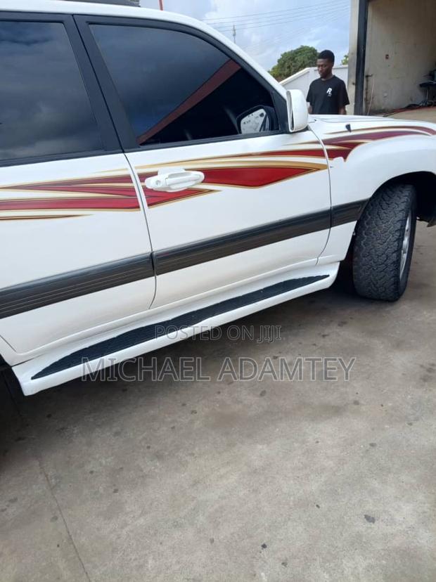 Toyota Land Cruiser 2000 White