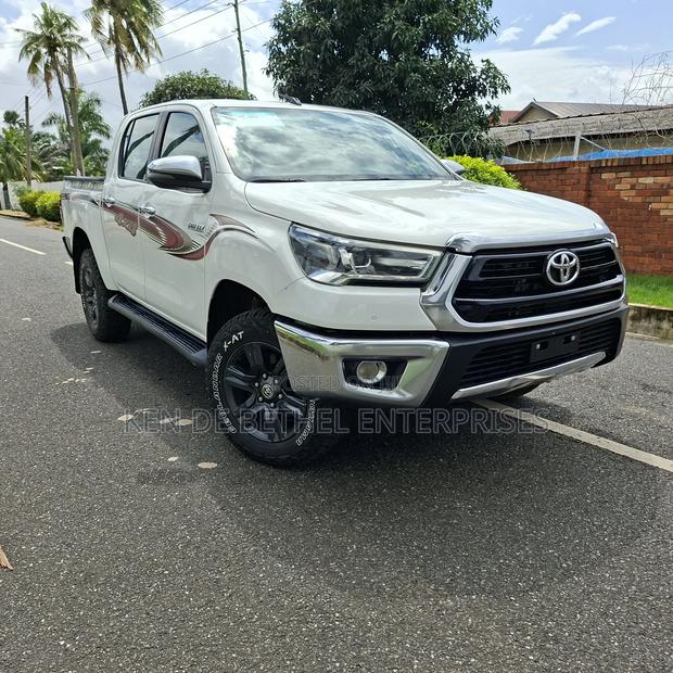 Toyota Hilux 2021 White