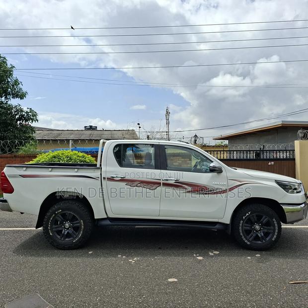 Toyota Hilux 2021 White