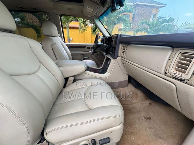 Cadillac Escalade ESV 2011 White