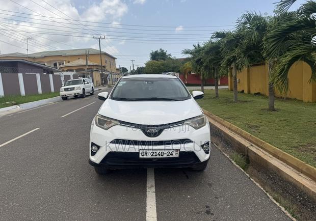 Toyota RAV4 XLE 4dr SUV (2.5L 4cyl 6A) 2018 White