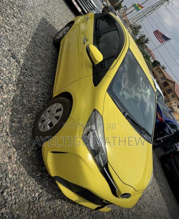 Toyota Vitz 2015 Yellow
