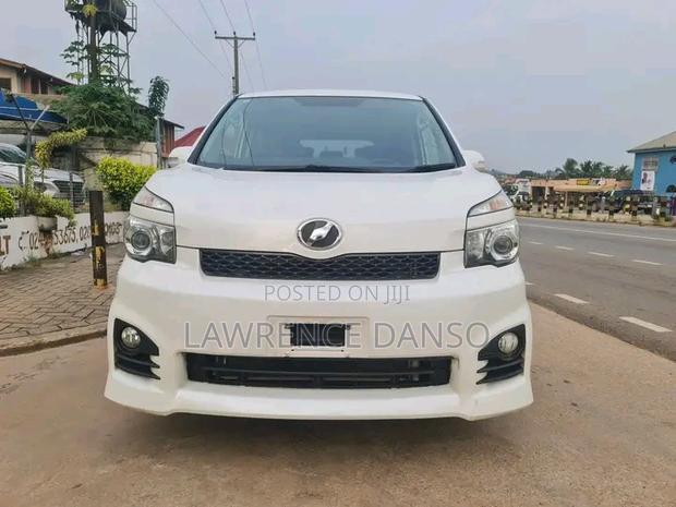 Toyota Voxy 2013 White