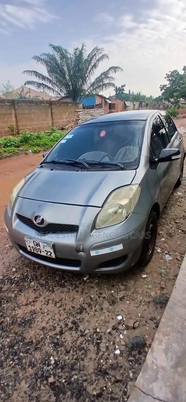 Toyota Vitz 2010 Silver