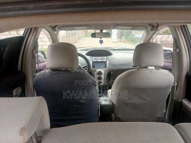 Toyota Vitz 1.3 FWD 3dr 2010 Silver