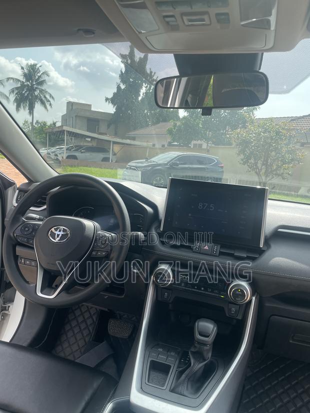 Toyota RAV4 2022 White