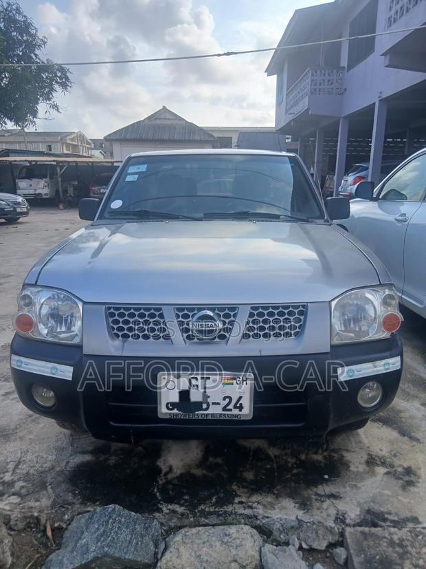 Nissan Hardbody 2021 Gray