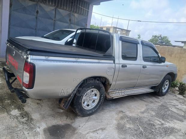 Nissan Hardbody 2021 Gray