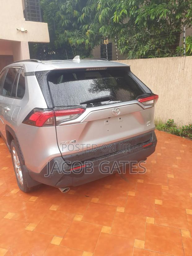 Toyota RAV4 XLE 2025 Silver