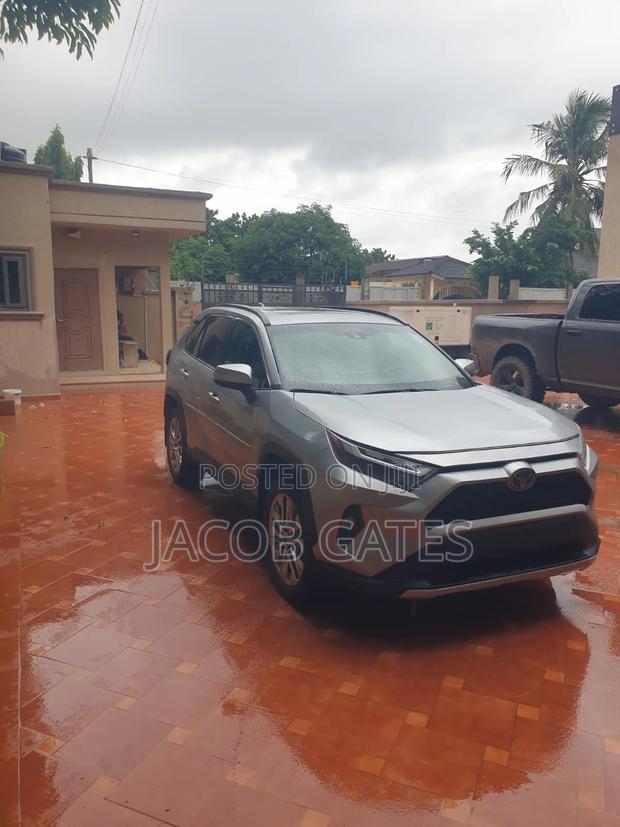 Toyota RAV4 XLE 2025 Silver
