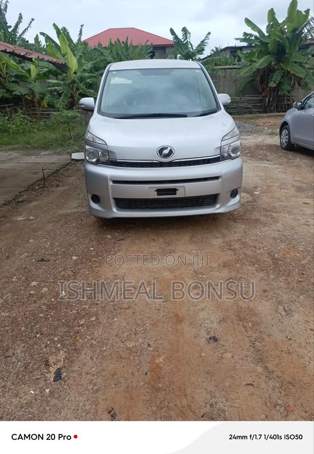 Toyota Voxy 2013 Silver