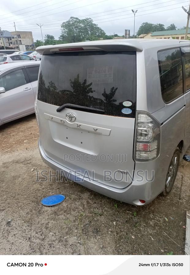 Toyota Voxy 2013 Silver