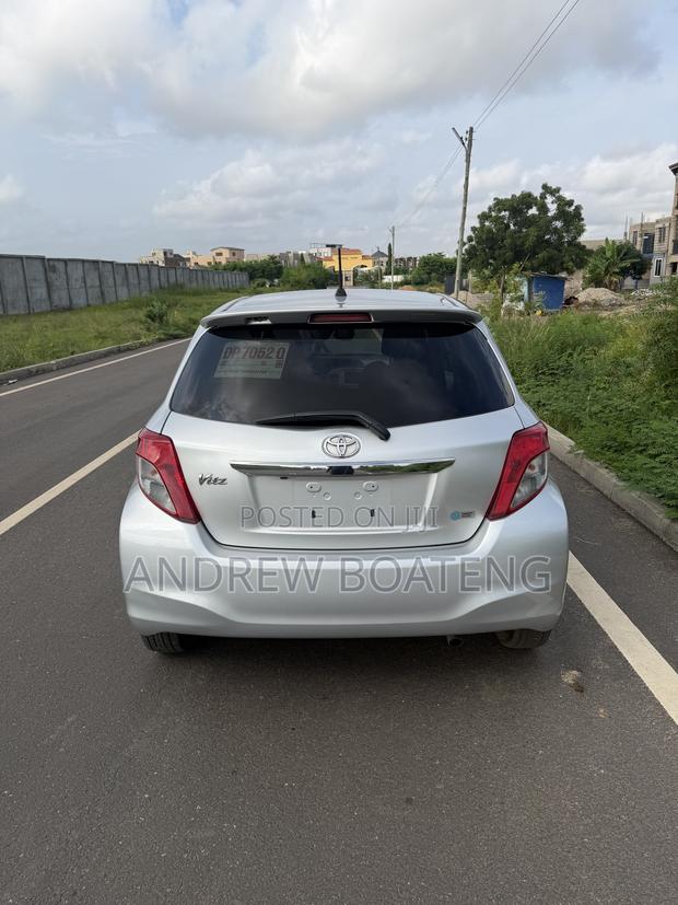 Toyota Vitz 1.3 AWD 5dr 2013 Gray