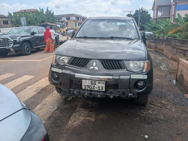 Mitsubishi L200 2010 Gray