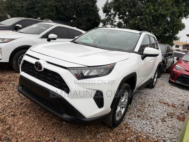 Toyota RAV4 LE AWD 2020 White