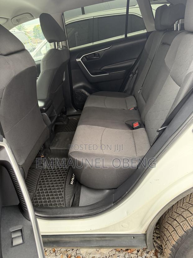 Toyota RAV4 LE AWD 2020 White