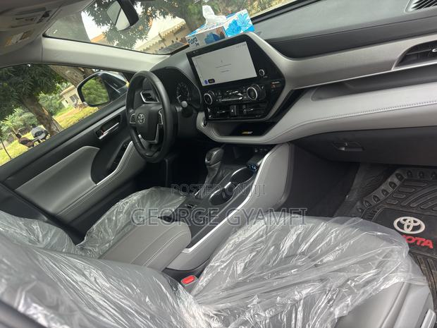 Toyota Highlander XLE 2025 Silver