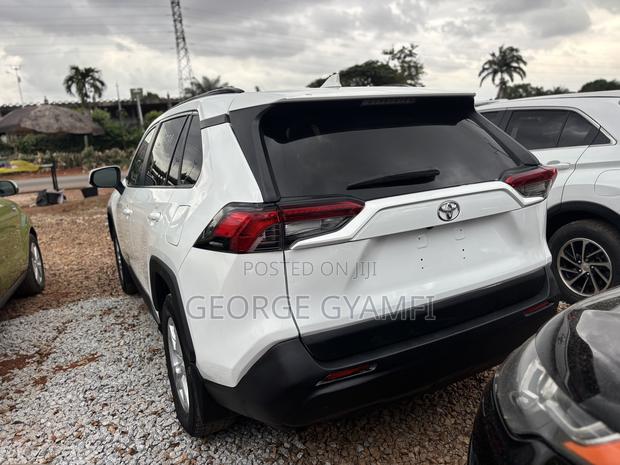 Toyota RAV4 LE AWD 2019 White