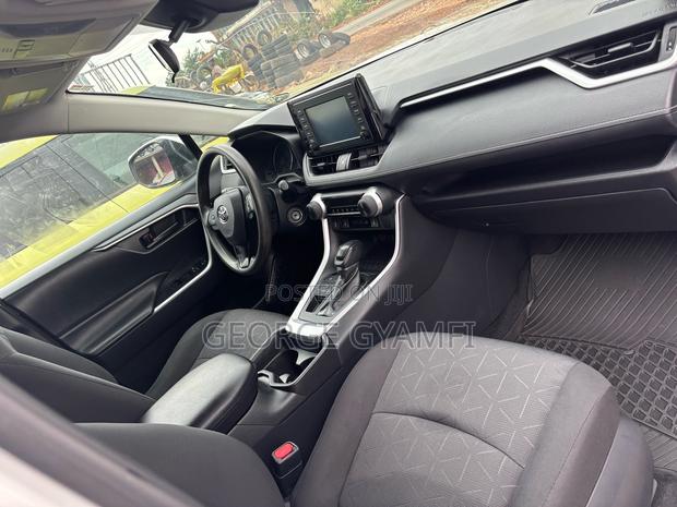 Toyota RAV4 LE AWD 2019 White