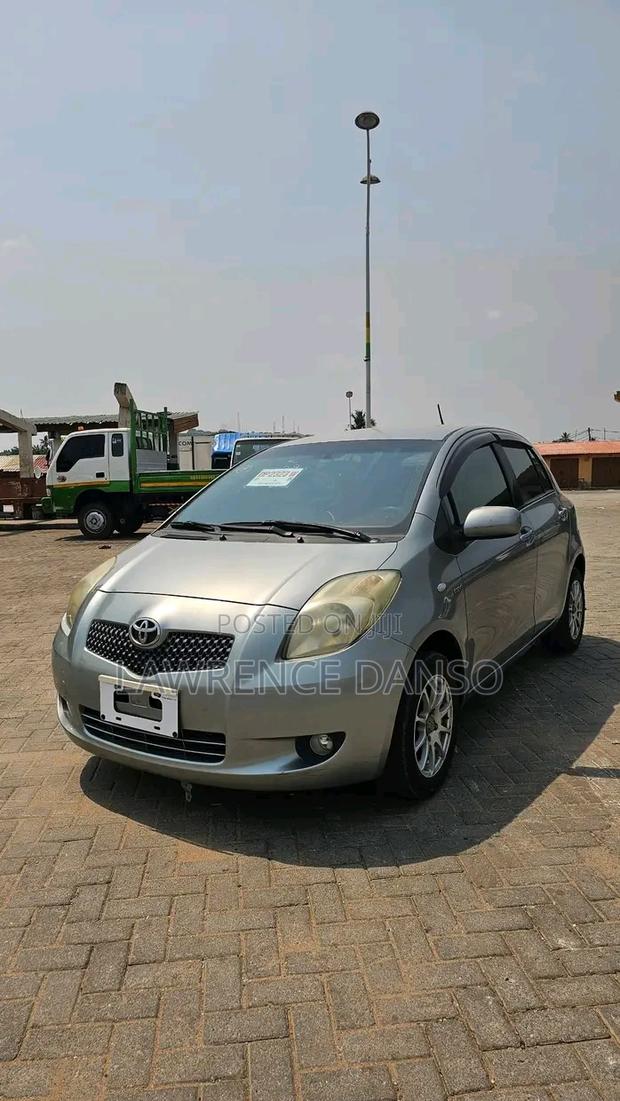 Toyota Yaris Base Hatchback 5dr 2010 Gray