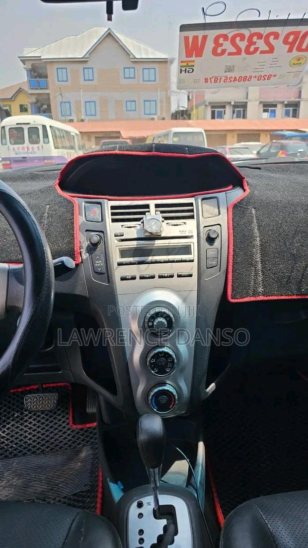 Toyota Yaris Base Hatchback 5dr 2010 Gray