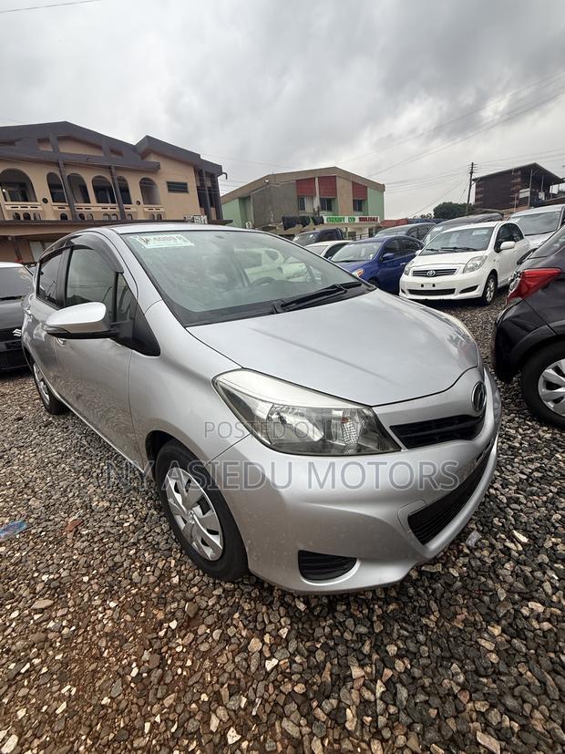 Toyota Vitz 1.3 FWD 5dr 2012 Silver