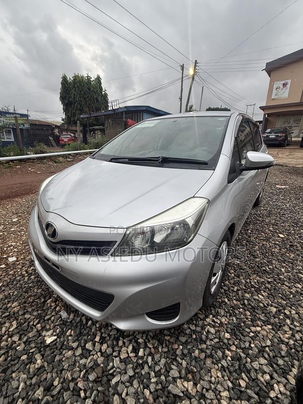 Toyota Vitz 1.3 FWD 5dr 2012 Silver