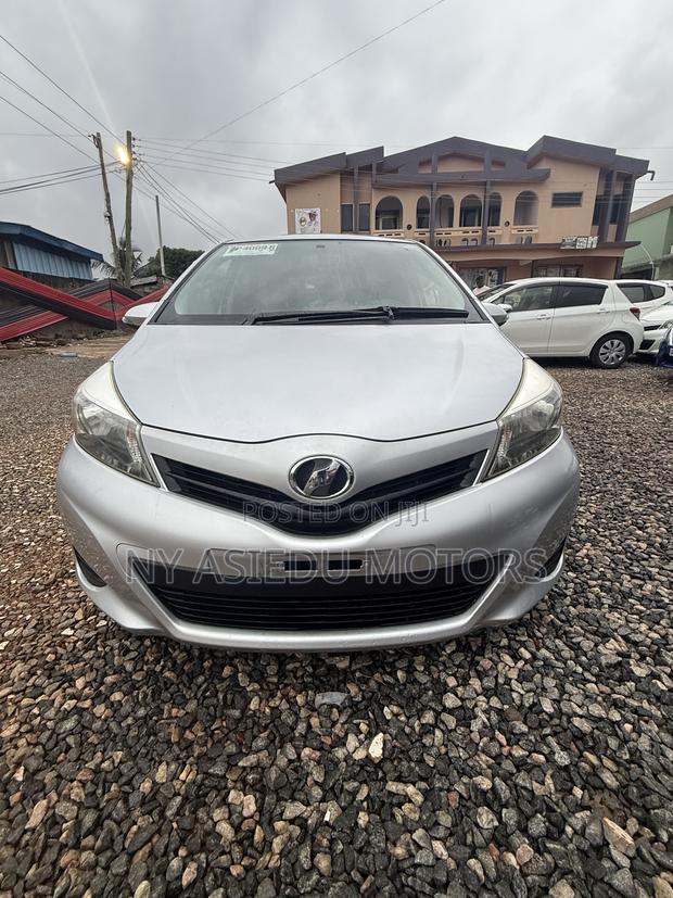 Toyota Vitz 1.3 FWD 5dr 2012 Silver