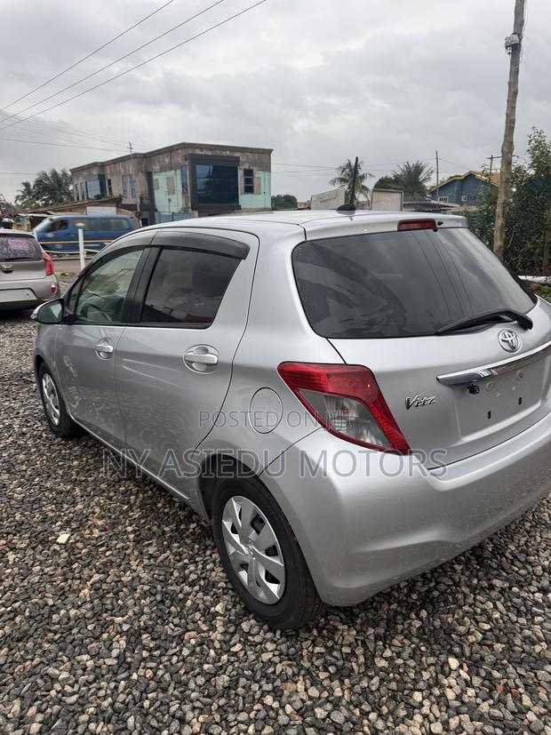 Toyota Vitz 1.3 FWD 5dr 2012 Silver