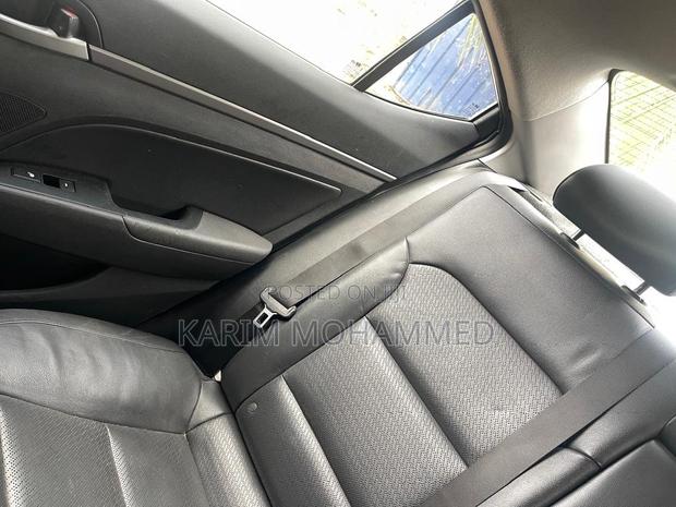 Hyundai Elantra Limited Sedan FWD (2.0L 4cyl 6A) 2017 Silver