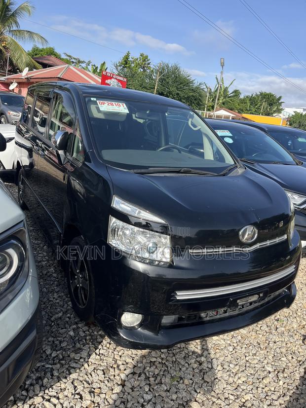 Toyota Voxy 2012 Black