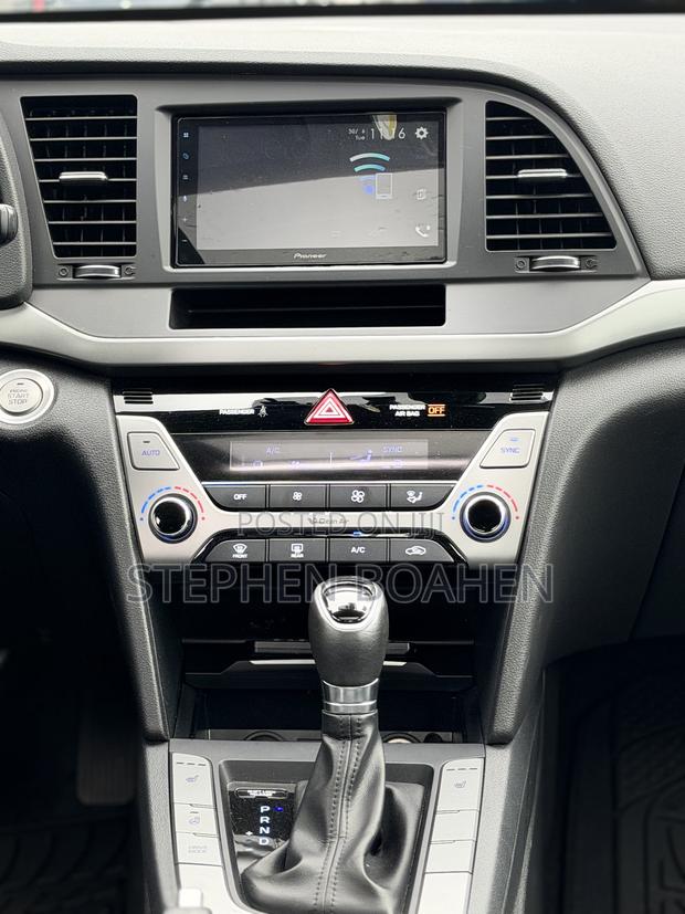 Hyundai Elantra Limited Sedan FWD (2.0L 4cyl 6A) 2017 Blue