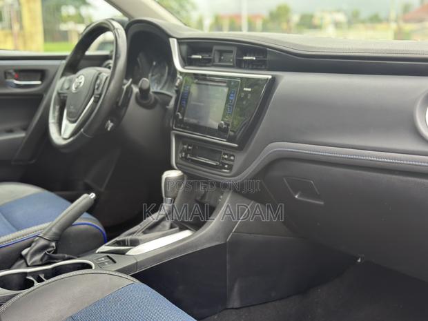 Toyota Corolla SE (1.8L 4cyl 2A) 2018 Black
