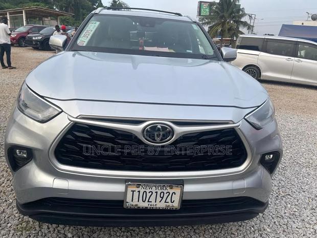 Toyota Highlander 2022 Silver