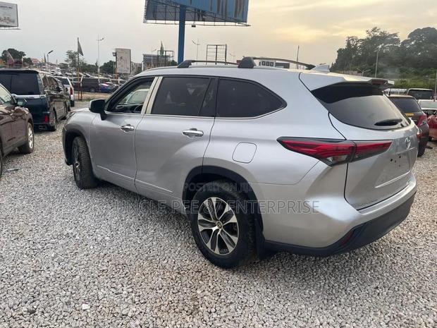 Toyota Highlander 2022 Silver