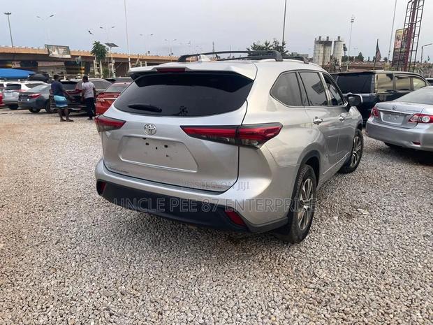 Toyota Highlander 2022 Silver