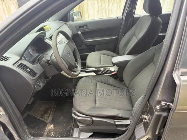Ford Focus SE 2010 Gray